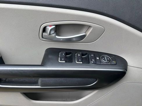 Used 2017 Kia Sedona L image 18