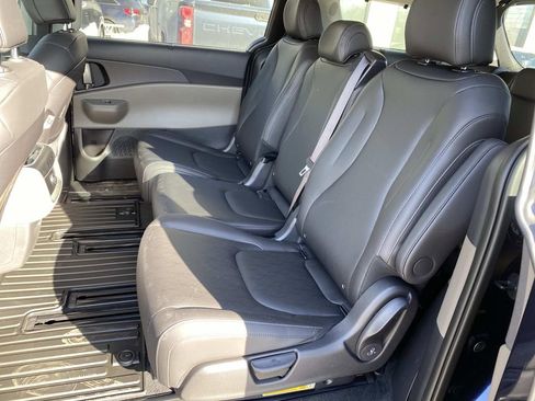 New 2026 Kia Carnival EX image 7