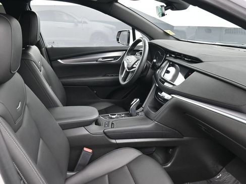 Used 2024 Cadillac XT5 Luxury FWD image 2