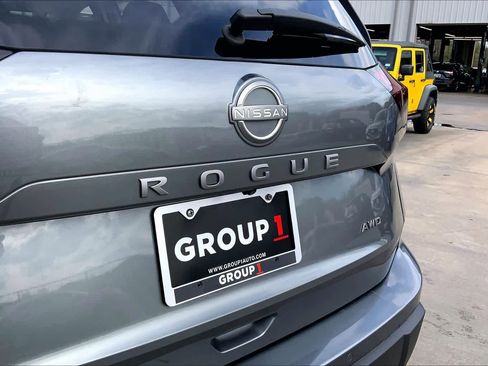 Used 2025 Nissan Rogue SV AWD/4WD image 30