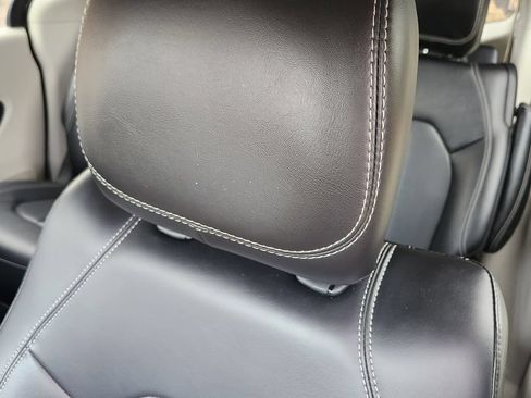 Used 2024 Chrysler Pacifica Limited FWD image 6