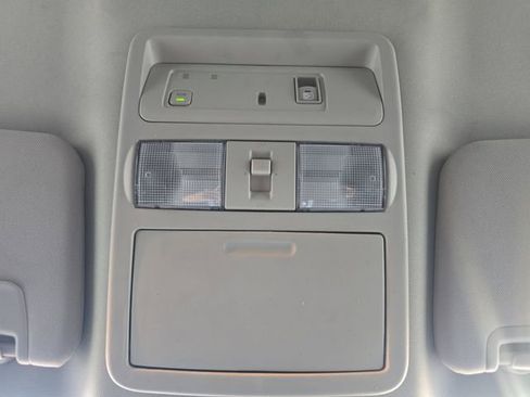 Used 2024 Nissan Titan SV w/ SV Convenience Package image 7