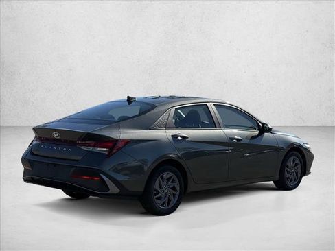 Certified 2024 Hyundai Elantra SEL FWD image 5