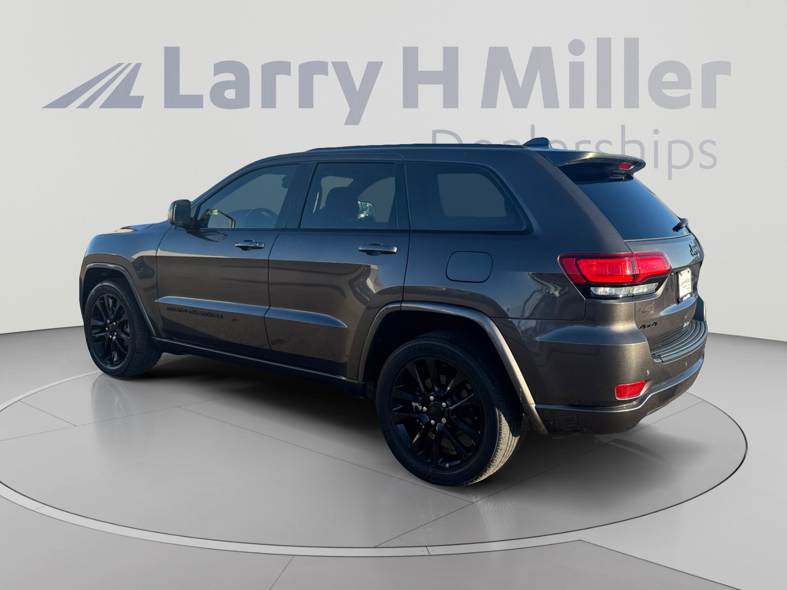 Used 2021 Jeep Grand Cherokee Laredo X AWD/4WD image 3