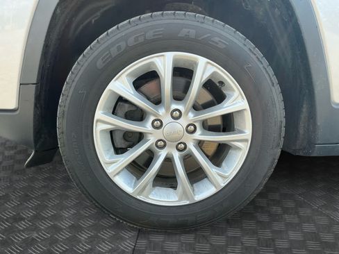 Used 2019 Jeep Cherokee Latitude w/ Popular Appearance Group AWD/4WD image 14