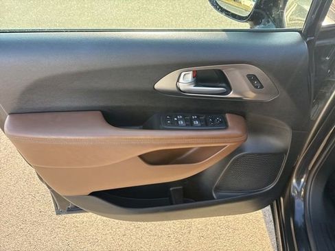 Used 2017 Chrysler Pacifica Limited w/ UConnect Theater Package image 13