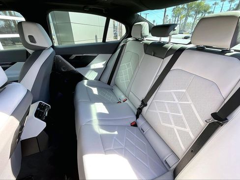 Used 2025 BMW 550e xDrive 550e xDrive w/ Premium Package image 26