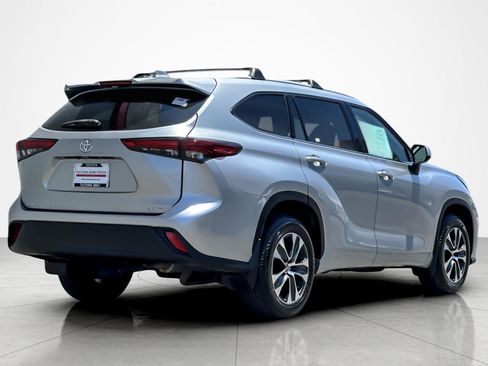 Used 2022 Toyota Highlander XLE AWD/4WD image 5