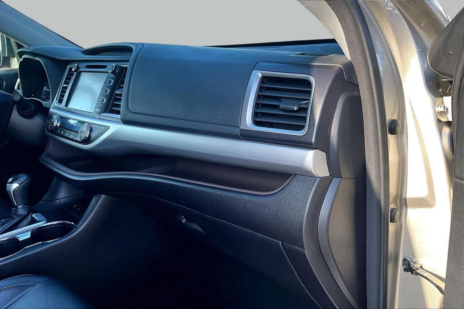 Used 2016 Toyota Highlander XLE FWD image 17