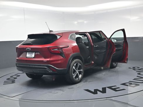 Used 2024 Chevrolet Trax RS w/ Sunroof Package image 17