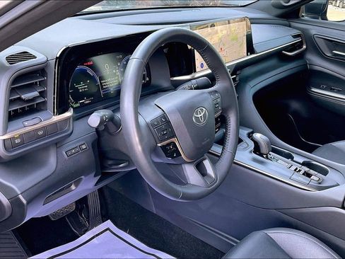 Used 2023 Toyota Crown Limited image 17