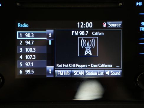 Used 2015 Toyota Sienna L image 20