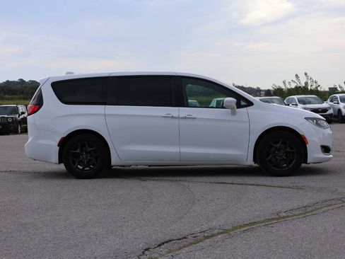 Used 2018 Chrysler Pacifica Touring Plus w/ S Appearance Package FWD image 7