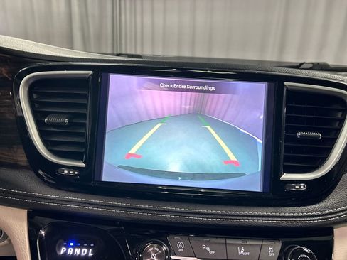 Used 2024 Chrysler Pacifica Limited FWD image 18