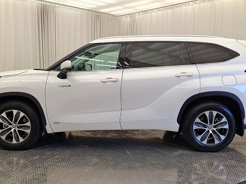 Certified 2020 Toyota Highlander XLE AWD/4WD image 12