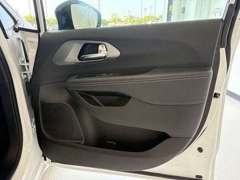 Used 2025 Chrysler Pacifica Select FWD image 37