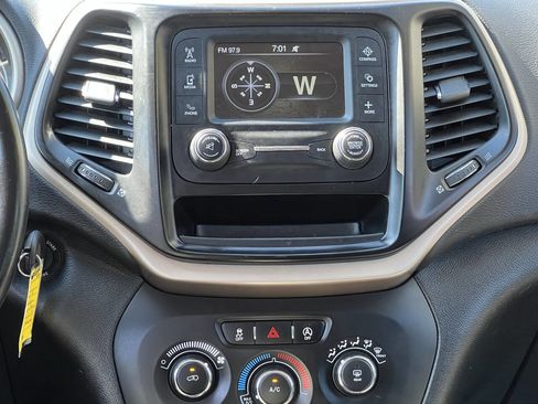 Used 2017 Jeep Cherokee Sport image 19