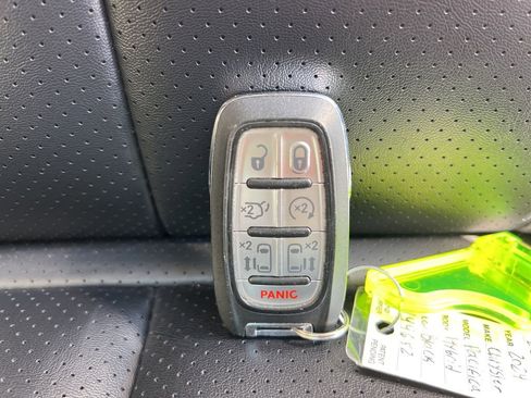 Used 2024 Chrysler Pacifica Limited FWD image 32