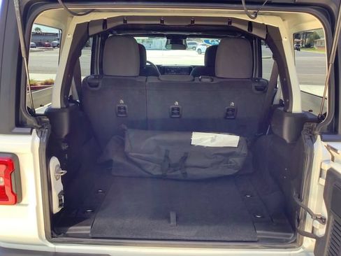 Used 2025 Jeep Wrangler Unlimited Rubicon w/ Convenience Group AWD/4WD image 31