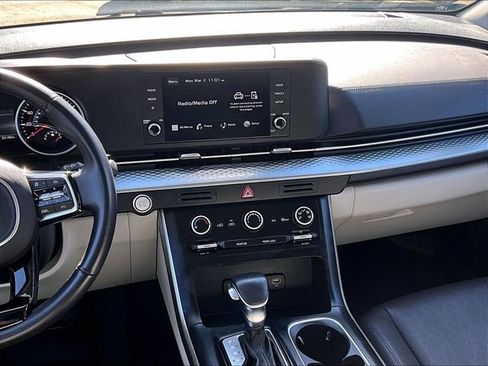 Used 2024 Kia Carnival LX FWD image 6