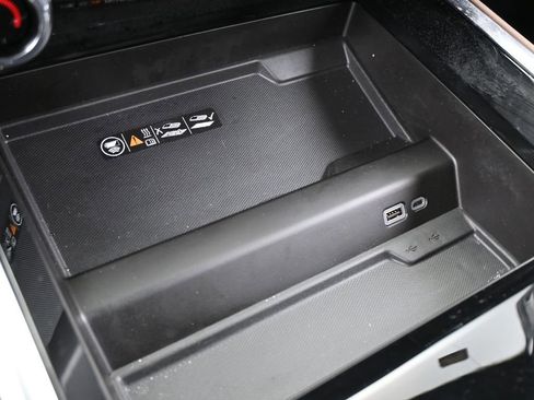 Used 2025 Chevrolet Tahoe High Country image 36