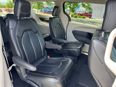 Used 2023 Chrysler Pacifica Touring-L FWD image 30
