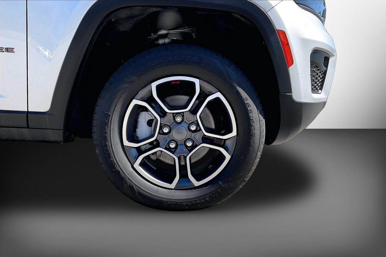 Certified 2022 Jeep Grand Cherokee Trailhawk w/ Luxury Tech Group III AWD/4WD image 35