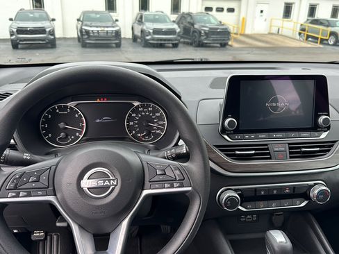 Used 2025 Nissan Altima 2.5 SV FWD image 12