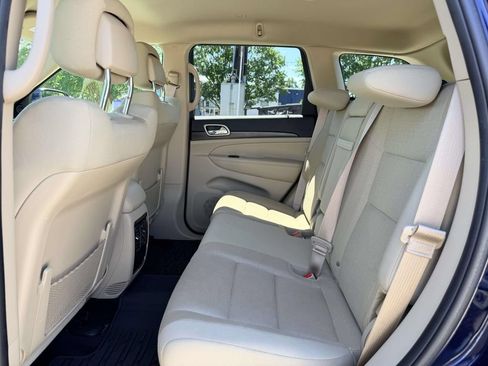Used 2017 Jeep Grand Cherokee Laredo w/ Quick Order Package 23E AWD/4WD image 17
