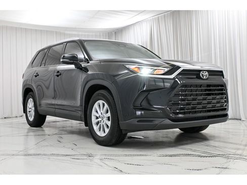 Used 2024 Toyota Grand Highlander XLE image 2