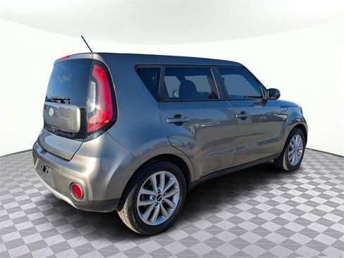 Used 2017 Kia Soul + image 3