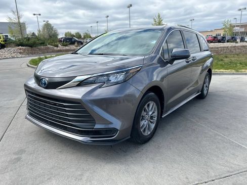 Used 2024 Toyota Sienna LE w/ LE Plus Package AWD/4WD image 3
