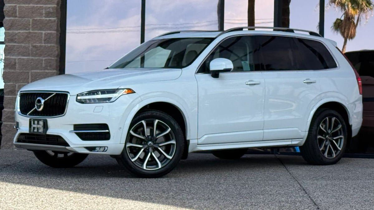 Used 2016 Volvo XC90 T6 Momentum w/ Momentum Plus Package AWD/4WD image 3
