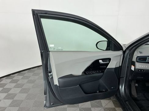 Used 2017 Kia Niro Touring w/ Advanced Technology Package FWD image 12