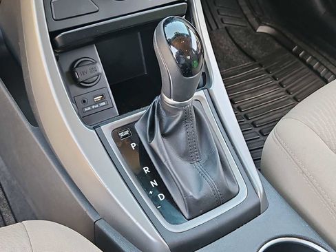 Used 2014 Hyundai Elantra SE image 28