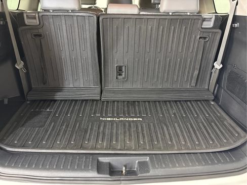 Used 2022 Toyota Highlander XLE AWD/4WD image 16