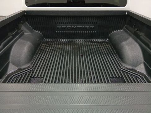 Used 2024 Nissan Frontier SV image 5