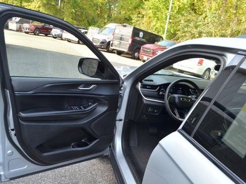 Used 2023 Jeep Grand Cherokee L Laredo image 15