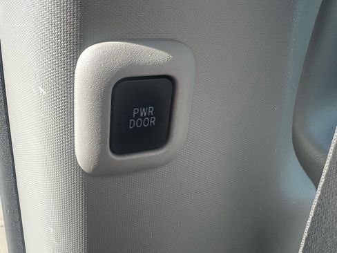 Used 2019 Toyota Sienna XLE image 12