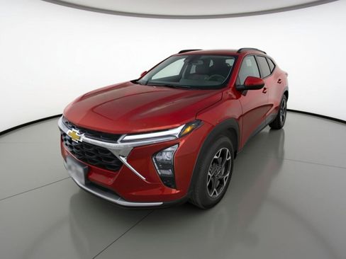 Used 2025 Chevrolet Trax LT FWD image 3