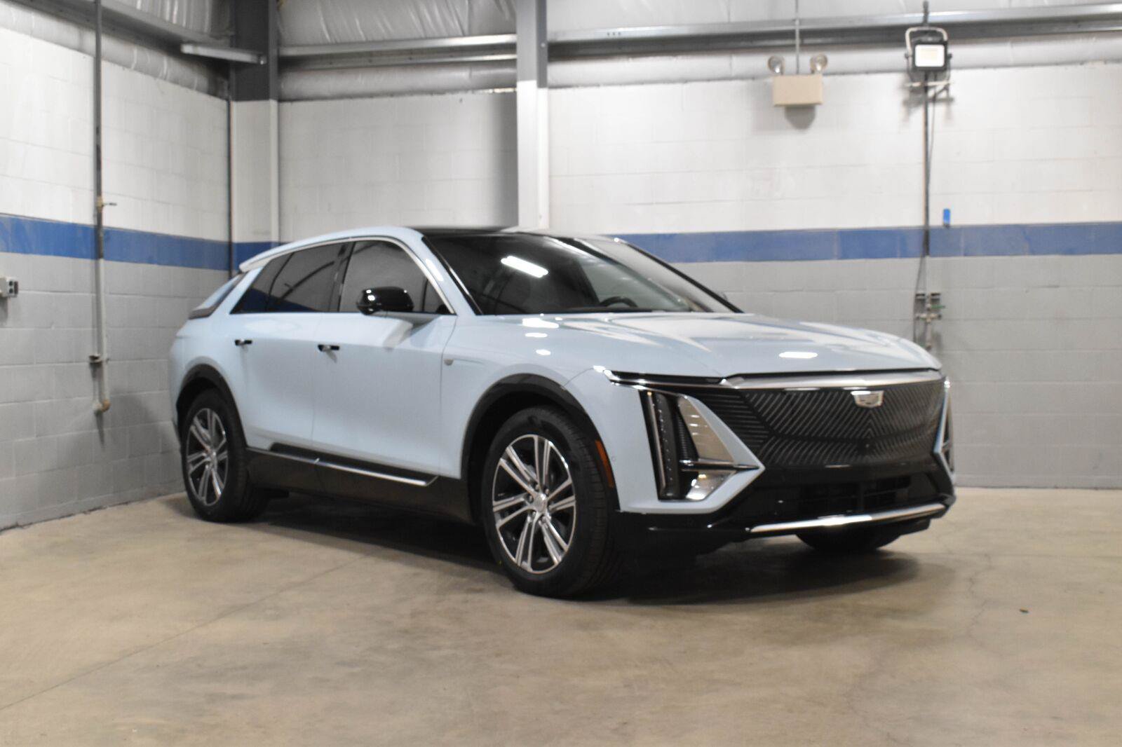 Certified 2024 Cadillac Lyriq Sport w/ LPO, Floor Liner Package AWD/4WD image 27