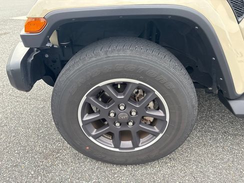 Used 2022 Jeep Gladiator Overland w/ Trailer Tow Package AWD/4WD image 13