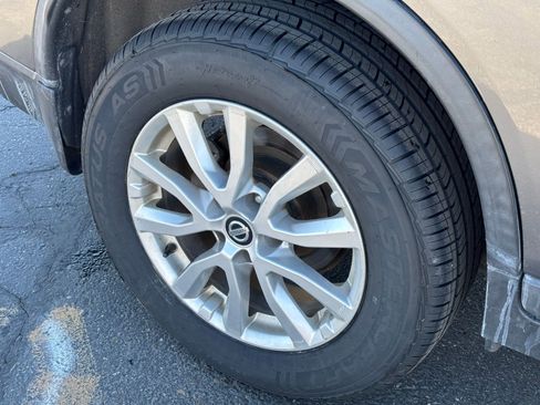 Used 2017 Nissan Rogue SV w/ SV Premium Package image 16