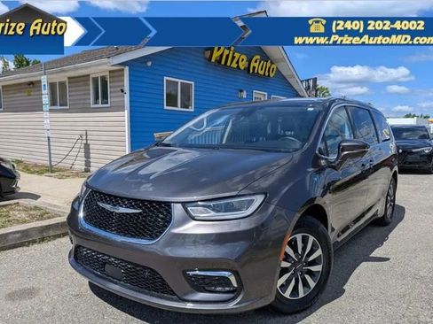 Used 2022 Chrysler Pacifica Touring-L w/ Uconnect Theater Family Group FWD image 1