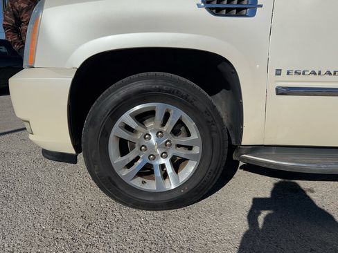 Used 2007 Cadillac Escalade AWD w/ Information Package image 32