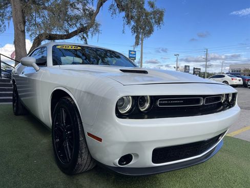 Used 2018 Dodge Challenger SXT image 3