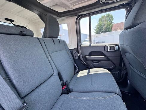 Used 2025 Jeep Wrangler Unlimited Sahara AWD/4WD image 22