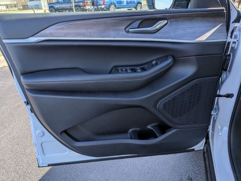 New 2026 Jeep Grand Cherokee Laredo image 10