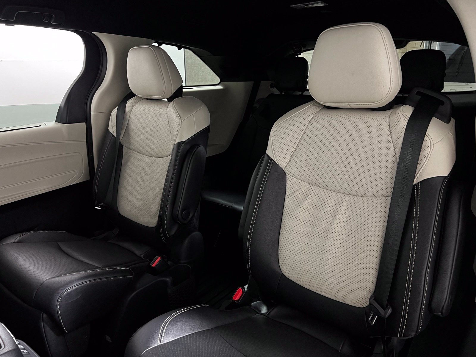 Certified 2025 Toyota Sienna Platinum FWD image 25