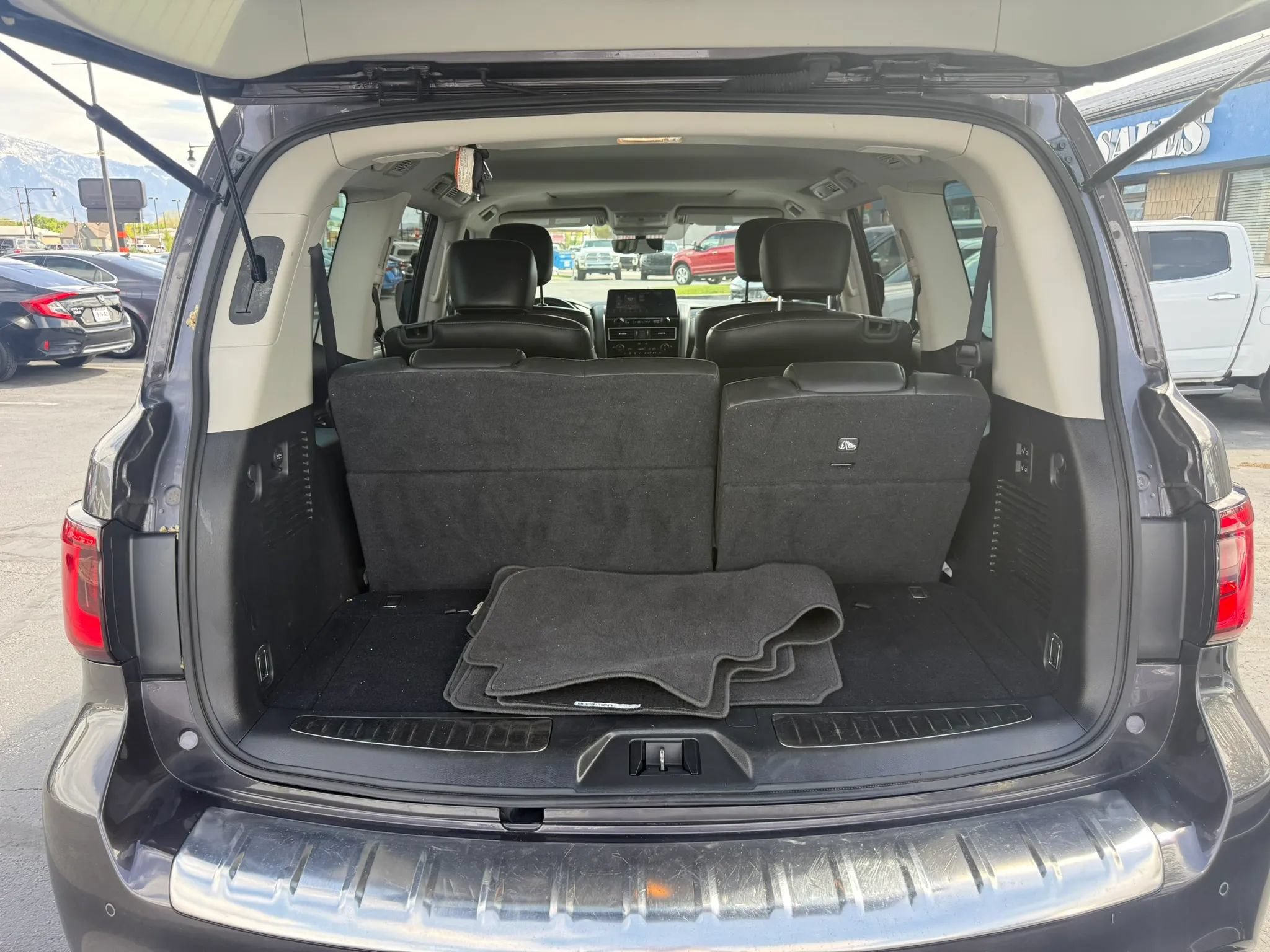 Used 2023 INFINITI QX80 Luxe w/ Cargo Package AWD/4WD image 22